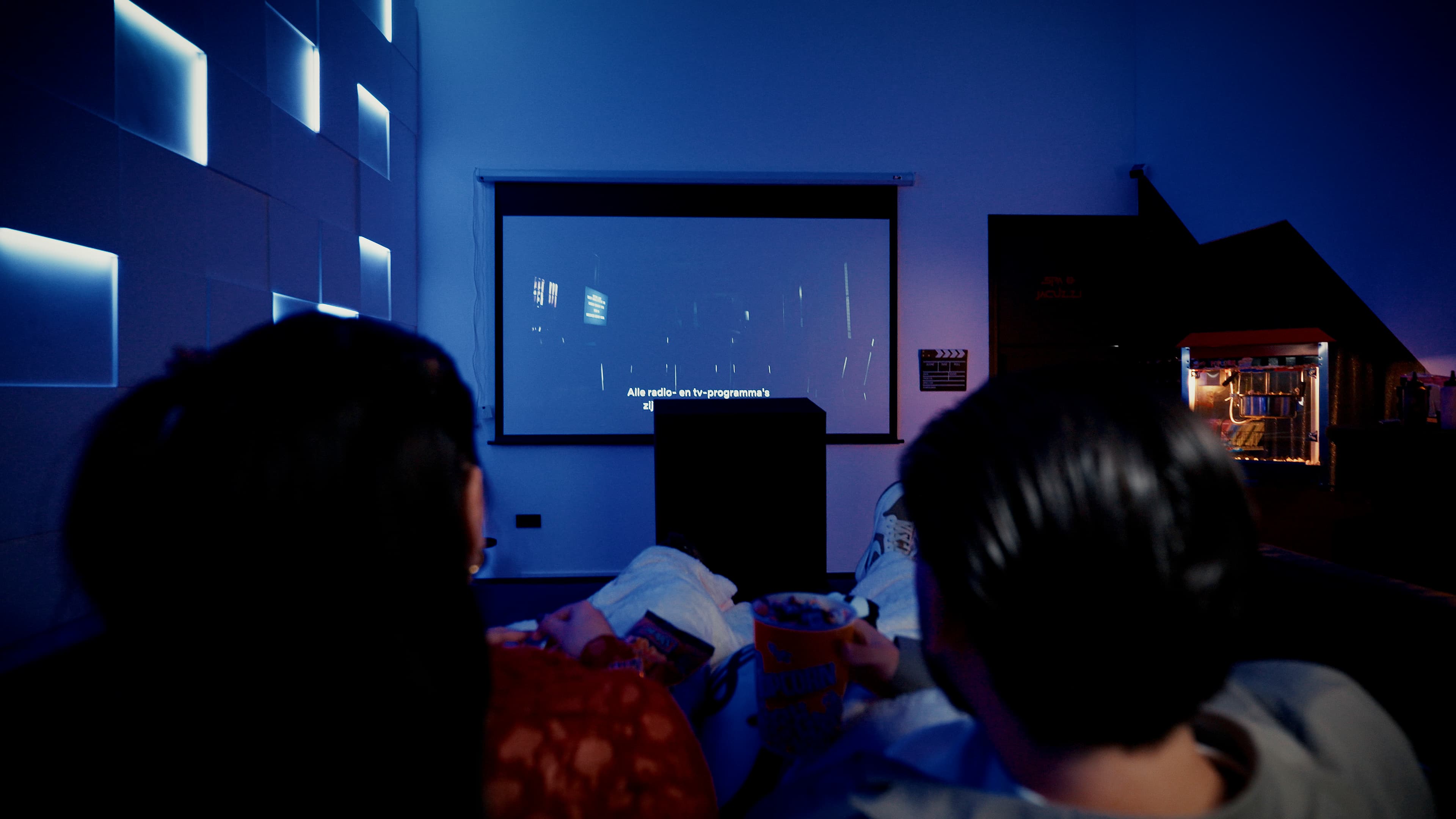 Privébioscoop bij OM Cinema & Spa: intieme sfeer met blauwe accentverlichting en groot scherm